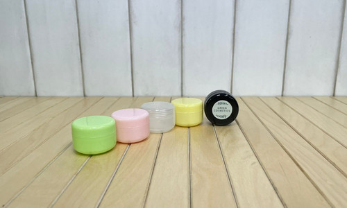 020 мл Баночка цветной пластик с вкладышем